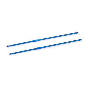 Blauer Aluminium Häkelnadel Detail, 2.5mm Wolle Stricknadel Nahaufnahme Handarbeit.