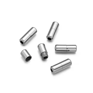 Fermoirs a vis cylindriques en acier inoxydable detail, creation de bijoux accessoires gros plan.