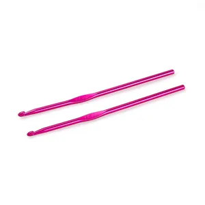 4.5mm rosa Aluminium Hakennadel Detail, ideal fuer Strickgarn Handarbeit und DIY Projekte.