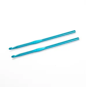 Nahaufnahme von blauen Aluminium Häkelnadeln in Größe 5.0mm für DIY Strickarbeiten.