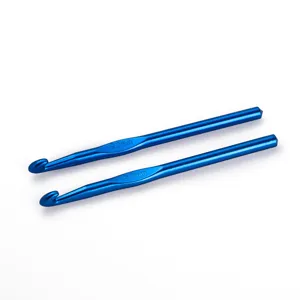 Detailansicht der blauen 9.0mm Aluminium-Häkelnadel für DIY-Garn- und Pulloverstrickarbeiten