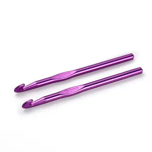 Nahaufnahme von 10mm lila Aluminium-Häkelnadeln, ideal für DIY-Garnarbeiten und Stricken.