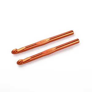 Nahaufnahme des 12,0 mm Aluminium-Häkelhakens mit glatter, metallisch oranger Oberfläche.