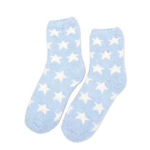 Cómodos calcetines de invierno de forro polar coral suave con bonito patrón de estrellas blancas