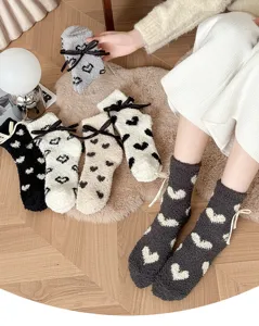 Chaussettes d'hiver en polaire corail pour femmes avec motifs de cœurs et nœuds, chaudes.