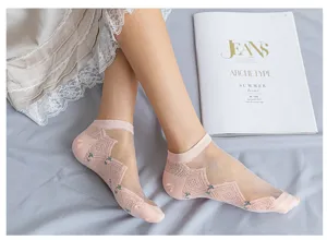 Transparente Kristallsocken für Damen, atmungsaktive dünne Sommersocken mit süßem Muster.
