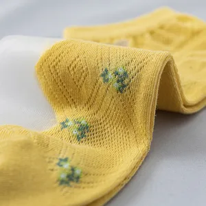 Gelbe Kristallsocken Damen Bootsocken mit frischen Blumenmustern, gefaltete Hauptansicht.