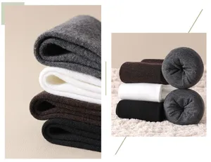 Dicke, warme Wollsocken im Detail mit kuscheliger Fleecestruktur und verschiedenen Farben.
