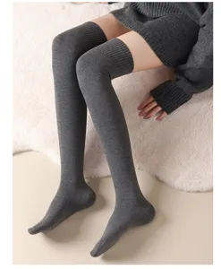 Detailaufnahme von dunkelgrauen Strick-Overknees als warme Wintersocken mit weicher Textur.
