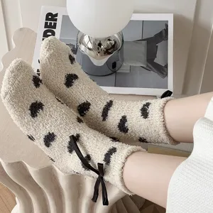 Chaussettes douillettes en velours corail pour femme, chaussettes d'hiver chaudes à motif cœur.