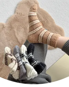Gros plan détaillé de chaussettes douillettes à rayures, design chaud d'hiver pour sol.