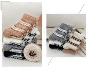 Chaussettes rayées en polaire corail vue détaillée, chaussettes thermiques hiver
