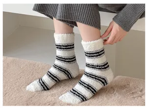 Détail de chaussettes douillettes rayées, chaussettes molletonnées corail d'hiver chaudes.