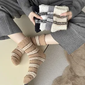 Chaussettes Mi-hautes en Polaire Corail Chaude pour Femmes Style Japonais Épaissies Rayées Douces