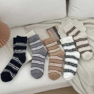 Chaussettes d'hiver douillettes et rayées pour femmes, chaussettes de sol chaudes en peluche.