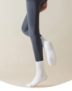Chaussettes de yoga antidérapantes pour femmes avec picots en silicone, coton respirant détail.
