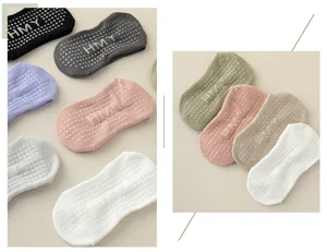 Vue détaillée de chaussettes de yoga antidérapantes avec picots en silicone pour le fitness.