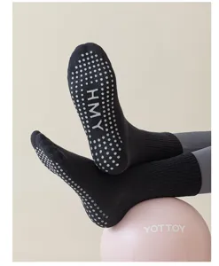 Chaussettes de yoga antidérapantes pour femmes, coton avec picots silicone pour fitness.