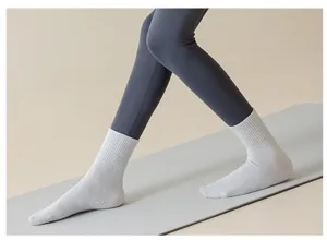 Chaussettes de yoga antidérapantes pour femmes, en coton respirant, idéales pour le fitness.