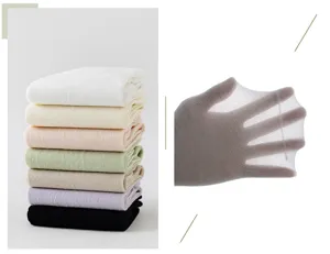 Vue détaillée de chaussettes fines en soie pour femmes, extensibles et très respirantes.