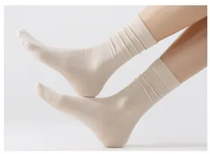 Gros plan détaillé de chaussettes unies beiges pour femmes, tissu souple et respirant.