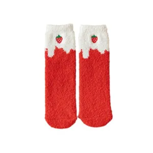 Calzini in pile corallo da donna, inverno spessa calda carina ricamo fragola casa calze.