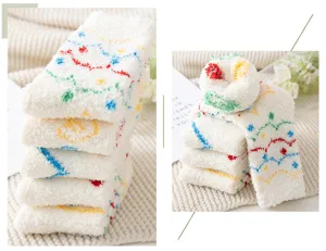Comode calze invernali in pile corallo bianco con motivi lavorati a maglia.