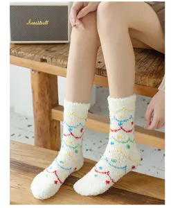 Calzini morbidi in pile corallo bianco da donna, calze invernali calde spesse con motivi.