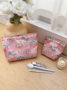 Detailansicht der Kosmetiktasche mit Blumenmuster, ideal fur Aufbewahrung und Reise.