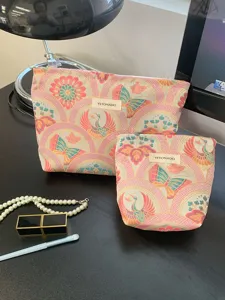 Rosa Brokat Make-up-Tasche Set mit traditionellen Schmetterlings- und Blumenmustern.
