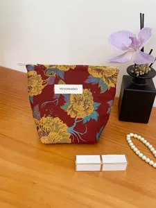 Vintage floral cosmetic bag detail, large capacity fabric travel makeup pouch storage.