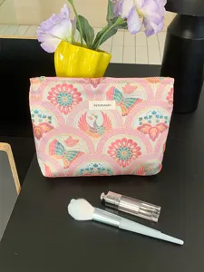 Detailansicht der großen Kosmetiktasche mit Blumenmuster, Schmetterlingen und Kranichen.