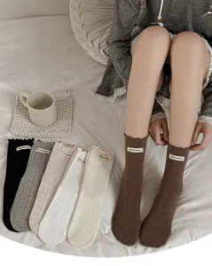 Detailansicht gerippter Damensocken mit Rüschen, niedlichem Kräuselsaum und unifarbenem Design.