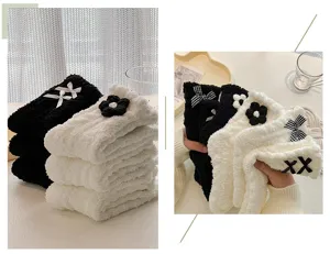 Gemütliche dicke Korallenfleece Winterschlaf-Socken mit süßen Blumen und Schleifen, für Zuhause.