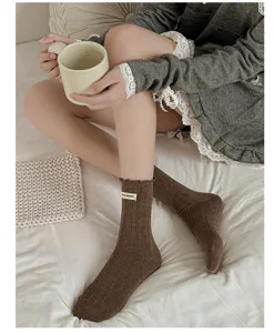 Braune Rippen-Mittelsocken mit süßem Rüschenrand, gemütliche Lifestyle-Socke im Detail.