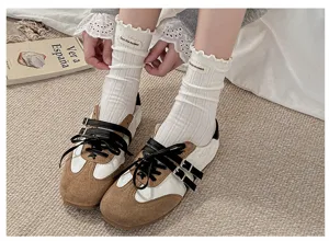 Japanischer Stil geraffte Baumwollsocken Detail, süßes Lolita Design mit kleinen Stoffetiketten.