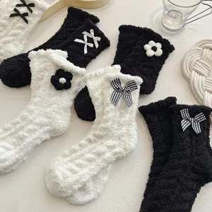 Herbst Winter warme schwarz weisse Korallenfleece Socken, süsse Blumen Schleife Plüsch Socken