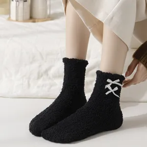 Schwarze flauschige Plüsch-Schlafsocken für Damen mit süßer weißer Schleife, warme Wintersocken.
