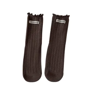 Braune gerüschte Wadenstrümpfe für Damen, süße japanische Lolita Rippstrick Socken für Frühling.
