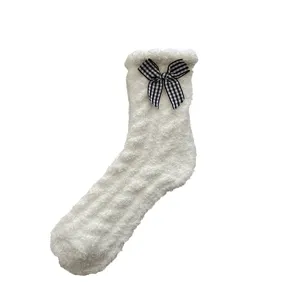 Flauschige warme dicke Schlaf Socken mit schwarz weiße Schleife für das gemütliche Zuhause