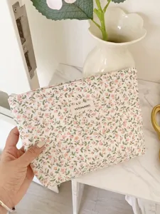 Vintage floral cotton cosmetic bag, large capacity portable makeup pouch for daily storage.
