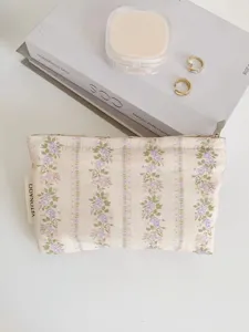 Vintage floral cosmetic bag with zipper, elegant retro makeup pouch for daily storage use.