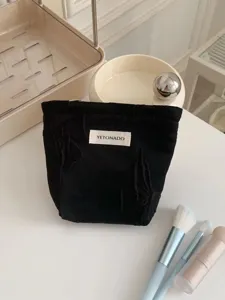 Sac cosmétique à nœud tissé noir trousse de maquillage portable sac de rangement élégant.