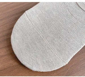 Nahaufnahme der feinen Stricktextur und Zehe von atmungsaktiven Sommer Herrensocken.