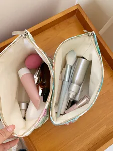 Vue détaillée de la trousse de maquillage florale montrant son bel intérieur spacieux.