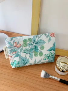Détail trousse de maquillage en coton fleuri frais, pochette zippée spacieuse pour le quotidien.