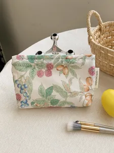 Pochon de maquillage en coton imprimé floral détail avec motif de baies et cadre