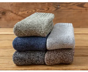 Dicke Wollsocken Detailaufnahme, kuschelige Stricktextur, gefaltete Wintersocken Ansicht.