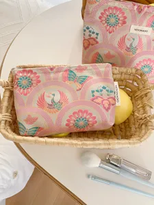 Detailansicht der Kosmetiktasche aus Brokat mit Kranich- und Schmetterlingsmuster.