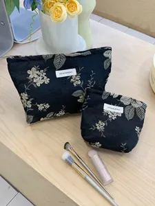 Nahaufnahme des schwarzen Vintage Blumen bestickten Kosmetiktaschensets mit Make-up-Pinseln.